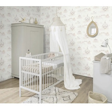 Chambre d'enfant avec lit de bébé, table à langer, armoire et papier peint à motif de château de conte de fées