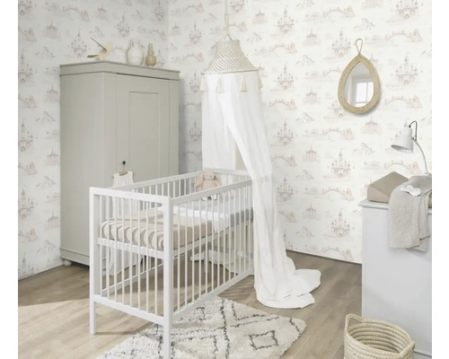 Chambre d'enfant avec lit de bébé, table à langer, armoire et papier peint à motif de château de conte de fées