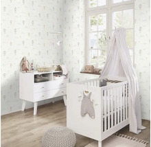 Chambre de bébé avec commode, lit d'enfant avec baldaquin et papier peint à motifs de montgolfières