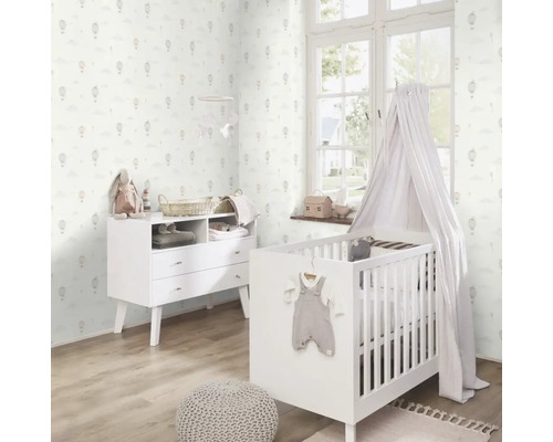 Chambre de bébé avec commode, lit d'enfant avec baldaquin et papier peint à motifs de montgolfières