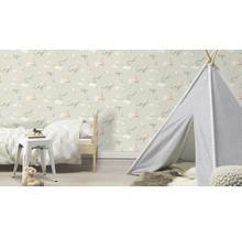 Chambre d'enfant décorée avec lit, tente de jeu et papier peint sur le thème de l'espace.