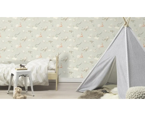 Chambre d'enfant décorée avec lit, tente de jeu et papier peint sur le thème de l'espace.