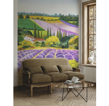 Salon avec papier peint paysage représentant des champs de lavande et un canapé