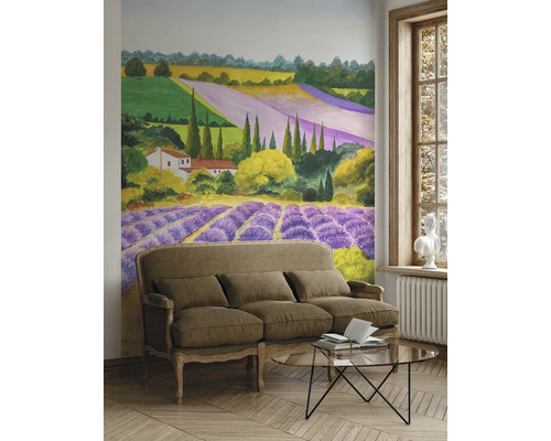 Salon avec papier peint paysage représentant des champs de lavande et un canapé
