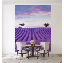 Peinture murale avec champ de lavande au-dessus d'une table à manger avec des chaises