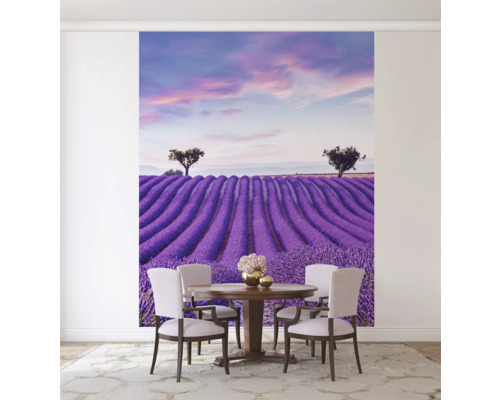 Peinture murale avec champ de lavande au-dessus d'une table à manger avec des chaises