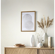 Scène décorative avec commode en bois, image encadrée et différents vases.