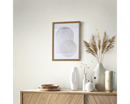 Scène décorative avec commode en bois, image encadrée et différents vases.