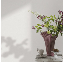 Vase à fleurs décorative avec fleurs, tasse à café et pâtisseries sur une table d'appoint