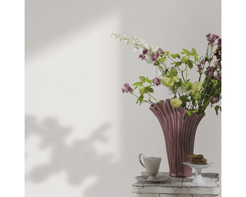 Vase à fleurs décorative avec fleurs, tasse à café et pâtisseries sur une table d'appoint