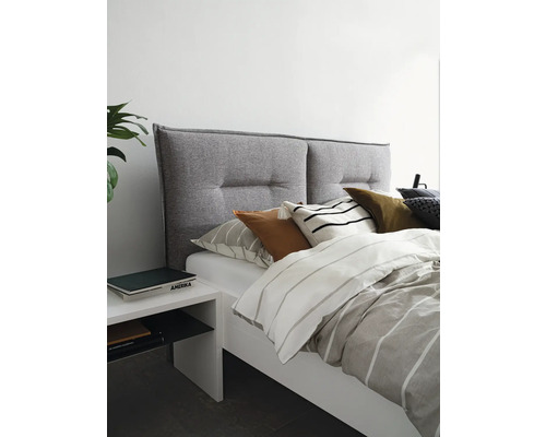 Lit avec tête de lit en tissu gris et table de chevet blanche