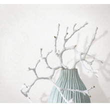 Branches décoratives dans un vase côtelé