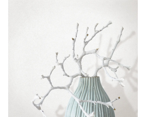 Branches décoratives dans un vase côtelé