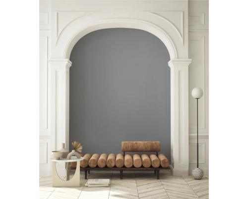 Intérieur avec un canapé, un lampadaire et une table