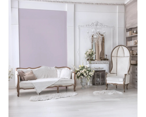 Salon élégant avec canapé, fauteuil, cheminée et bibliothèque dans un design clair