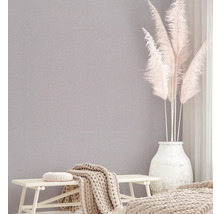 Vue d'une pièce avec papier peint uni, banc et décoration pour une ambiance chaleureuse