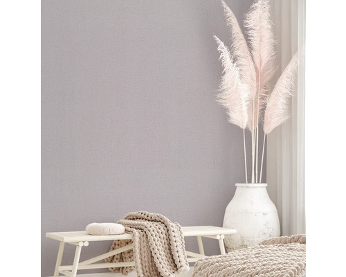 Vue d'une pièce avec papier peint uni, banc et décoration pour une ambiance chaleureuse