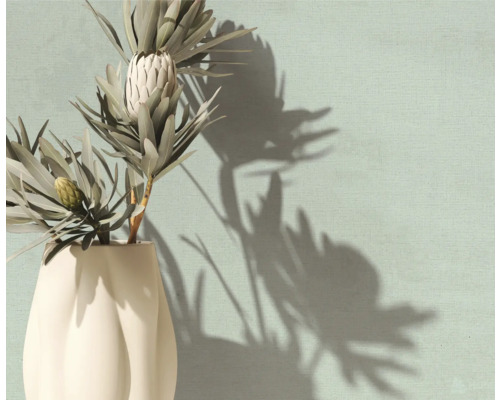 Fleur de protéa décorative dans un vase blanc