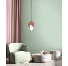 Salon avec fauteuil, table basse et suspension