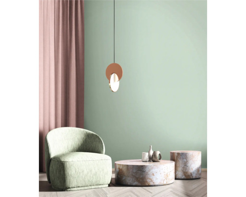 Salon avec fauteuil, table basse et suspension