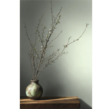 Branches décoratives avec des fleurs dans un vase sur une table
