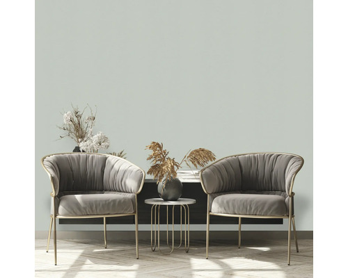 Deux fauteuils gris avec une table d'appoint et des éléments décoratifs dans un salon