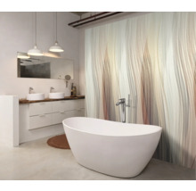 Modernes Badezimmer mit Badewanne, Waschtisch und Wandgestaltung
