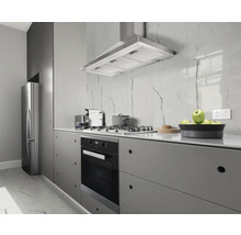 Cuisine moderne avec des appareils en acier inoxydable, une hotte aspirante et des armoires grises.