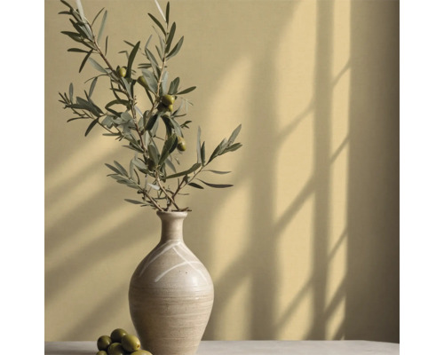 Vase décorative avec branche d'olivier sur table