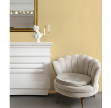 Vue d'intérieur avec fauteuil, commode, miroir et objets de décoration