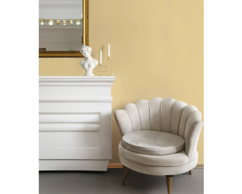 Vue d'intérieur avec fauteuil, commode, miroir et objets de décoration