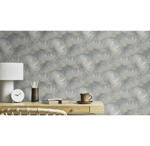 Pièce décorative avec papier peint à motifs, bureau et accessoires d'intérieur.