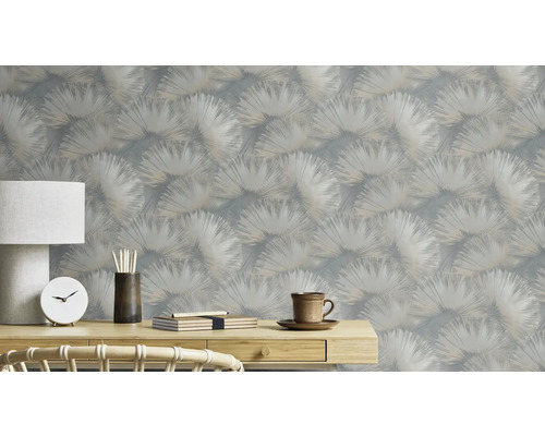 Pièce décorative avec papier peint à motifs, bureau et accessoires d'intérieur.