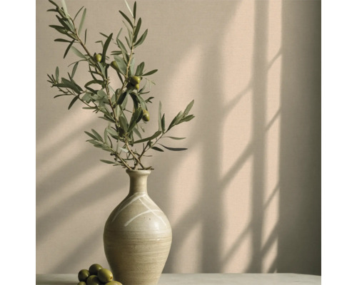 Vase décorative avec branche d'olivier et olives sur une surface