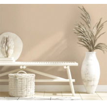 Scène décorative avec banc, vase et panier en intérieur