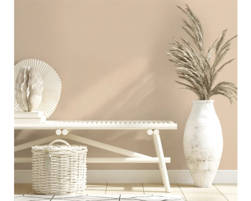 Scène décorative avec banc, vase et panier en intérieur