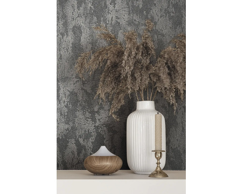 Dekorative Szene mit Diffusor, Vase mit getrockneten Blumen und Kerzenständer
