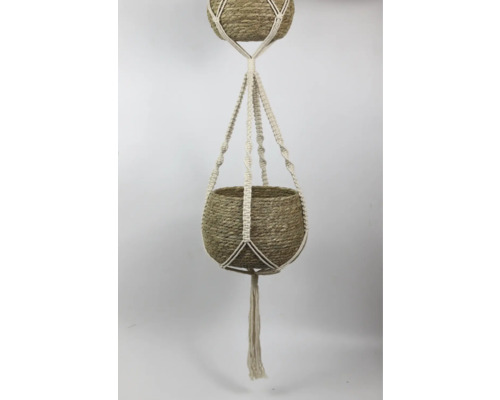 Blumenampel mit Makrameeaufhängung und geflochtenem Topf