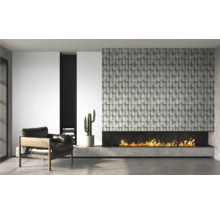 Salon moderne avec fauteuil, cheminée et revêtement mural décoratif