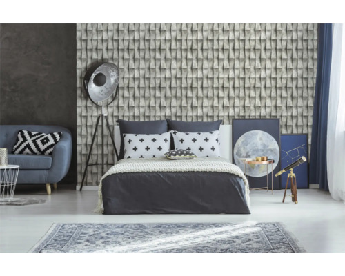 Chambre avec papier peint structuré, lit, canapé et lampadaire