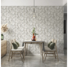 Salle à manger avec papier peint bambou, table en bois et chaises