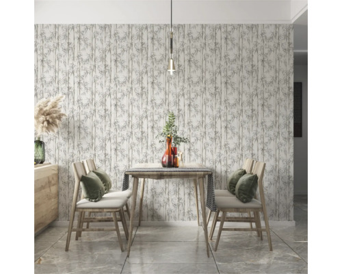 Salle à manger avec papier peint bambou, table en bois et chaises