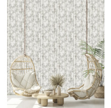 Aménagement intérieur avec papier peint bambou, fauteuils en rotin et table en bois pour une ambiance claire et organisée