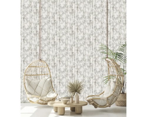 Aménagement intérieur avec papier peint bambou, fauteuils en rotin et table en bois pour une ambiance claire et organisée