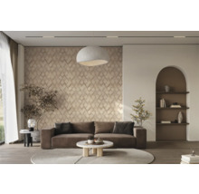 Salon avec canapé, papier peint à motifs, plafonnier et décoration