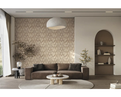 Salon avec canapé, papier peint à motifs, plafonnier et décoration