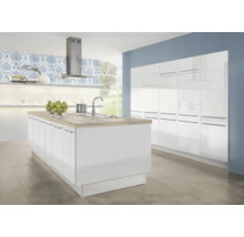 Cuisine claire avec îlot de cuisine, hotte aspirante et armoires encastrées