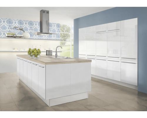 Cuisine claire avec îlot de cuisine, hotte aspirante et armoires encastrées