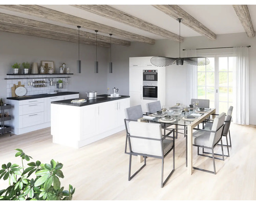 Cuisine lumineuse avec îlot de cuisson, table à manger et chaises dans une pièce spacieuse.