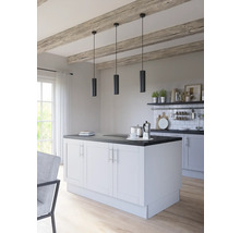 Cuisine lumineuse avec îlot et trois suspensions